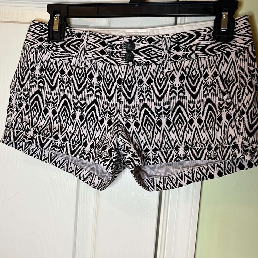 American Eagle Outfitters B&W Patterned Shorts